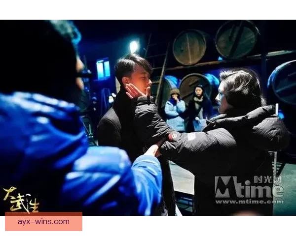 艾维街头激情演讲手持麦克风大胆表达观点引发路人热烈关注